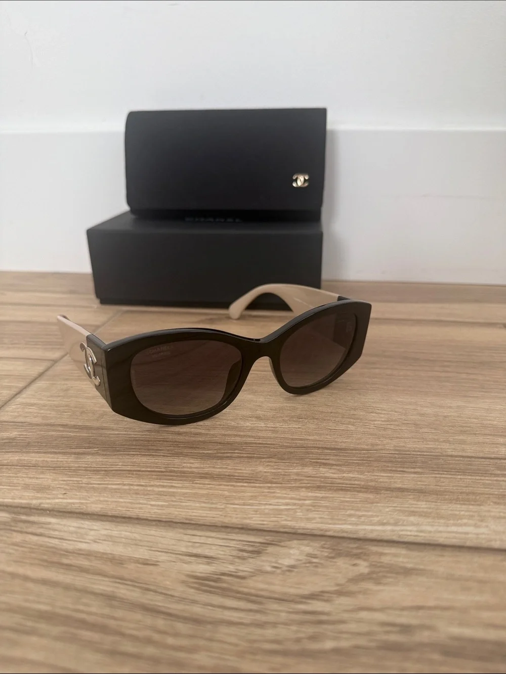 CHANEL Black Cat-Eye Sunglasses with Beige Temple Accents